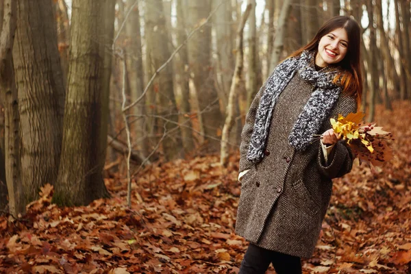 Linda menina morena feliz — Fotografia de Stock