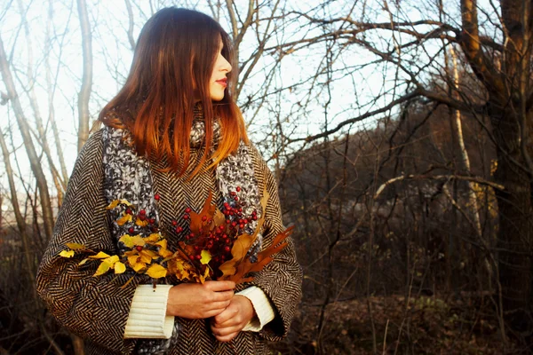 Dívka drží úžasná kytice — Stock fotografie