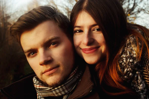 Hermosa feliz joven pareja — Foto de Stock