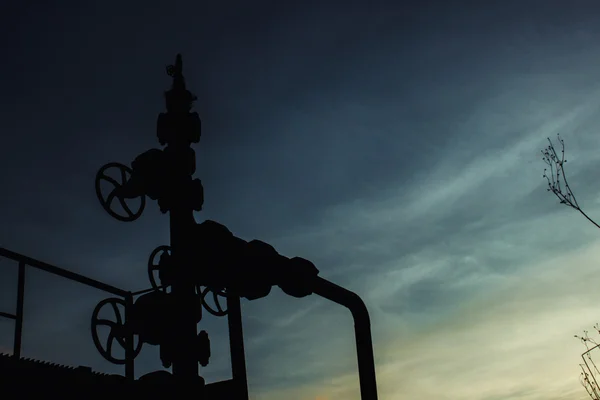 Silhouette of gas rig — Stock Photo, Image