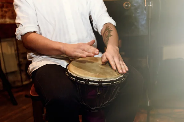 Percusionista tocando en tambor de cuero — Foto de Stock