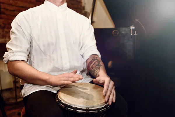 Percusionista tocando en tambor de cuero — Foto de Stock