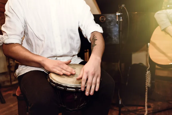 Percusionista tocando en tambor de cuero — Foto de Stock