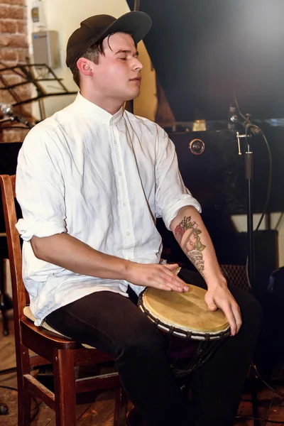 Percusionista tocando en tambor de cuero — Foto de Stock
