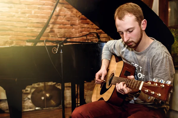 Solo guitarist performing — Stock Photo, Image