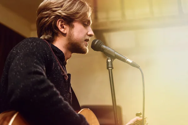 Elegante vocalista con barba — Foto de Stock