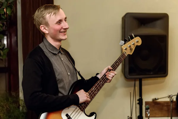 Bass guitarist playing — Stock Photo, Image