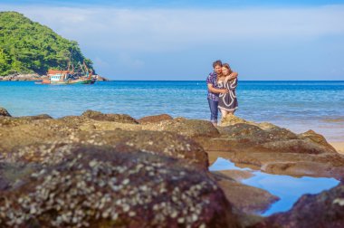 Bir kumsalda oynarken neşeli balayı Çift