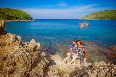 Bir kumsalda oynarken neşeli balayı Çift