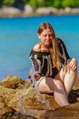 Bir kumsalda oynarken neşeli balayı Çift