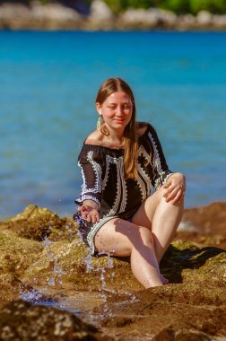 Bir kumsalda oynarken neşeli balayı Çift