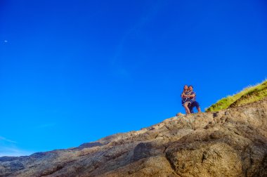 Bir kumsalda oynarken neşeli balayı Çift