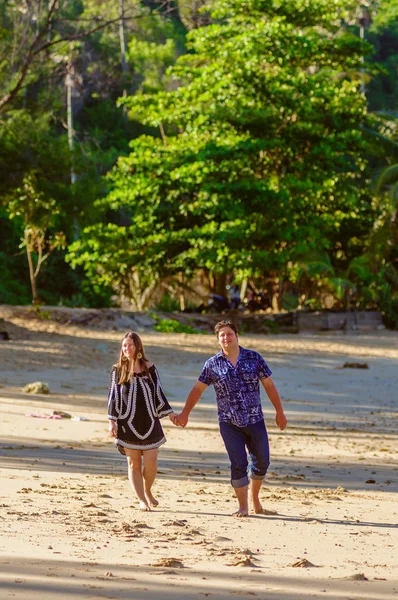 Radosny miesiąc miodowy para gra na plaży — Zdjęcie stockowe