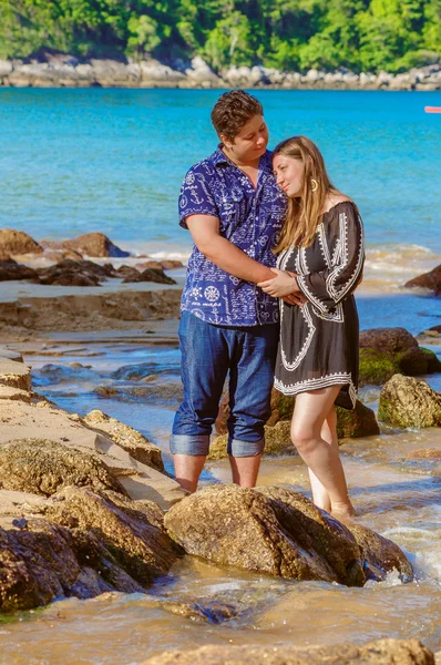 Casal de lua de mel alegre jogando em uma praia — Fotografia de Stock