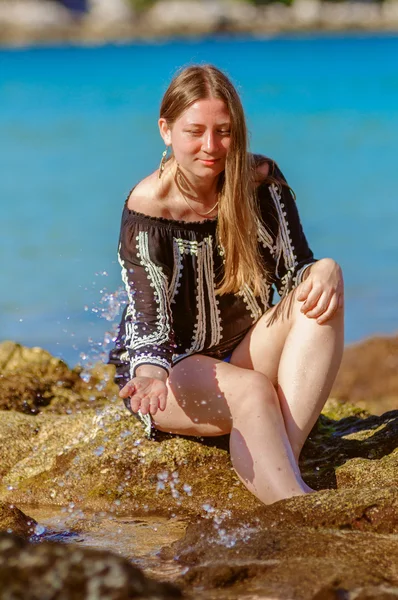 Bir kumsalda oynarken neşeli balayı Çift