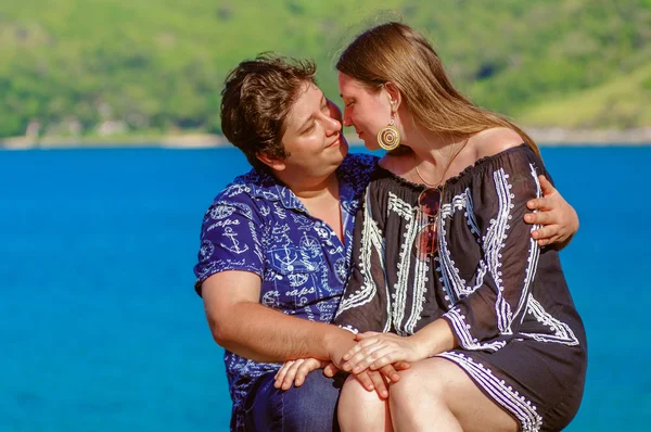 Casal de lua de mel alegre jogando em uma praia — Fotografia de Stock