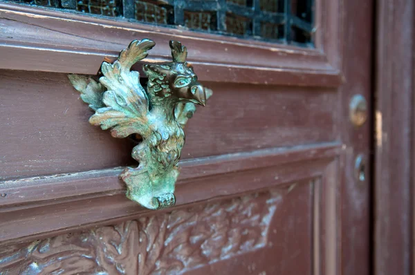 Eski kapı tokmakları, doorknockers ve Kulplar — Stok fotoğraf