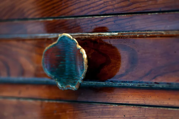 Eski kapı tokmakları, doorknockers ve Kulplar — Stok fotoğraf