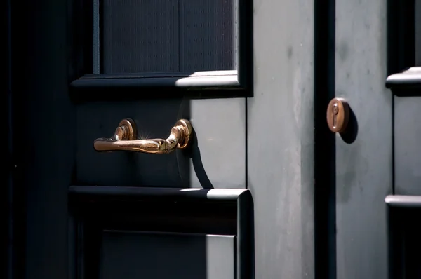 오래 된 문 손잡이, doorknockers 및 핸들 — 스톡 사진