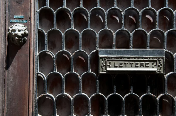 Eski kapı tokmakları, doorknockers ve Kulplar — Stok fotoğraf