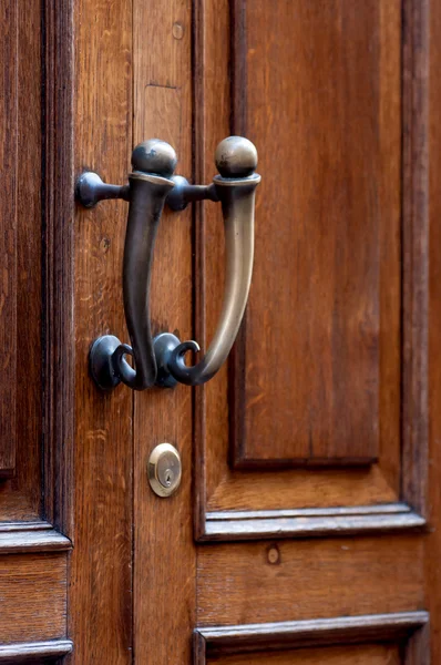 Eski kapı tokmakları, doorknockers ve Kulplar — Stok fotoğraf