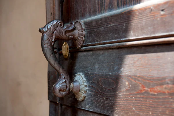 Eski kapı tokmakları, doorknockers ve Kulplar — Stok fotoğraf