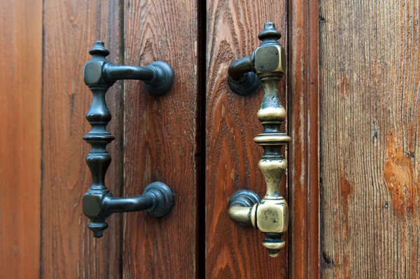 Eski kapı tokmakları, doorknockers ve Kulplar — Stok fotoğraf