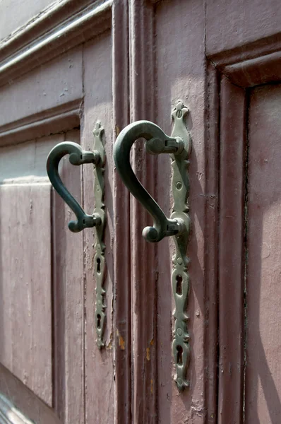 Old doorknobs, doorknockers and handles — Stock Photo, Image