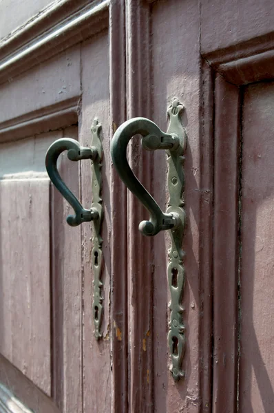 Eski kapı tokmakları, doorknockers ve Kulplar — Stok fotoğraf