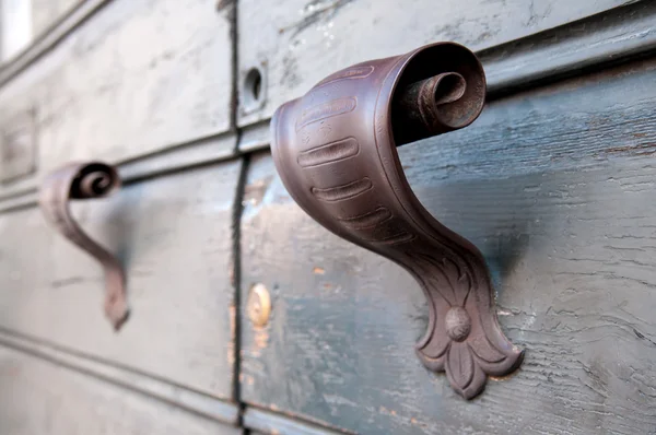 Eski kapı tokmakları, doorknockers ve Kulplar — Stok fotoğraf