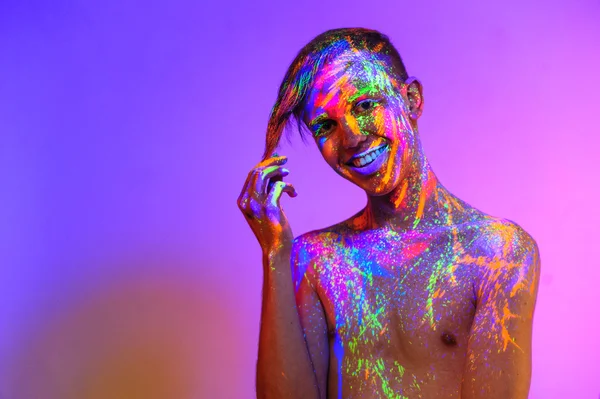 Homem coberto com tinta fluorescente — Fotografia de Stock