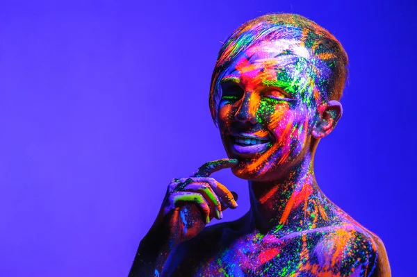 Hombre cubierto con pintura fluorescente — Foto de Stock