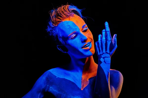 Uomo ricoperto di vernice fluorescente — Foto Stock