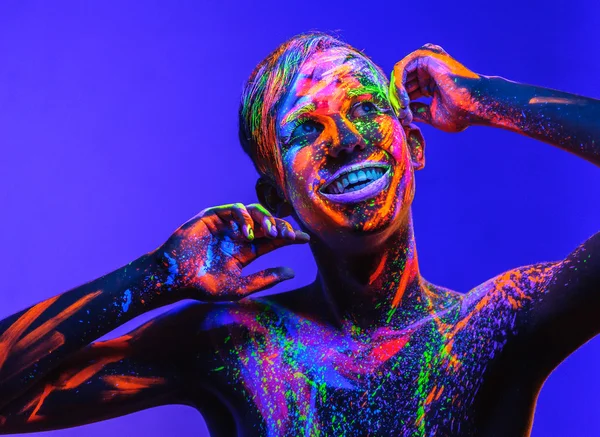 Человек, покрытый флуоресцентной краской — стоковое фото
