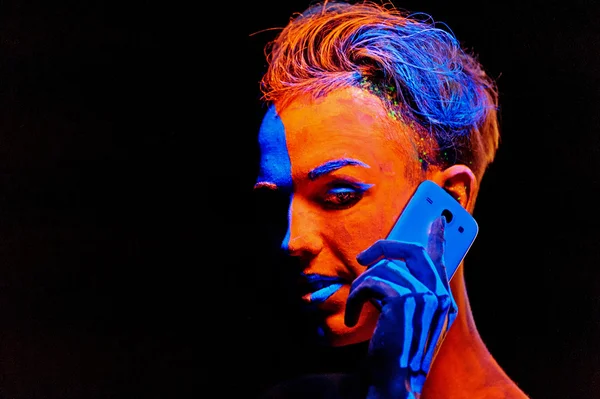 Hombre cubierto con pintura fluorescente — Foto de Stock