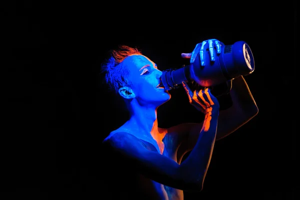 Homem coberto com tinta fluorescente — Fotografia de Stock