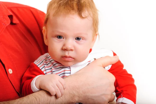 Padre sosteniendo a su hijo en las manos — Foto de Stock