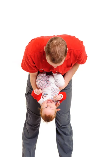 Padre sosteniendo a su hijo en las manos — Foto de Stock