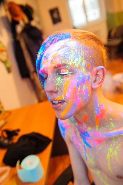 Jeune homme se préparant pour la photosession avec la peinture bodyart — Photo