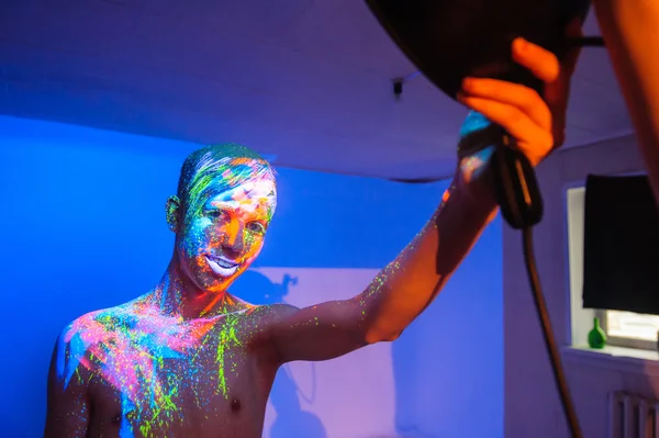 Joven preparándose para la fotosesión —  Fotos de Stock