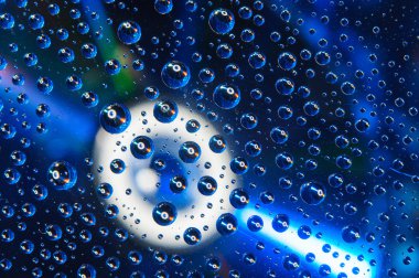 plastik yüzeyde su damlaları