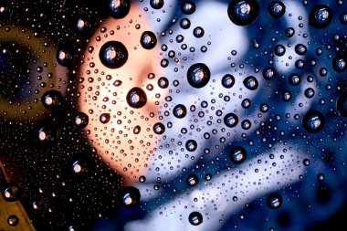 plastik yüzeyde su damlaları