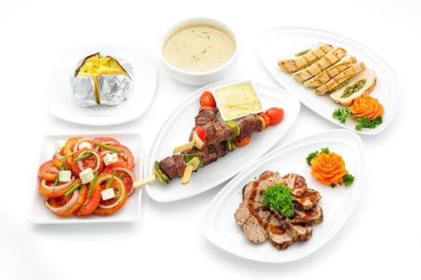 Conjunto de pratos internacionais organizados para catering — Fotografia de Stock