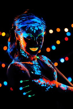 Siyah ışık içinde poz kız