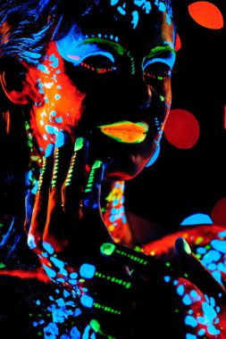 Neon boya bodyart portre ile kız