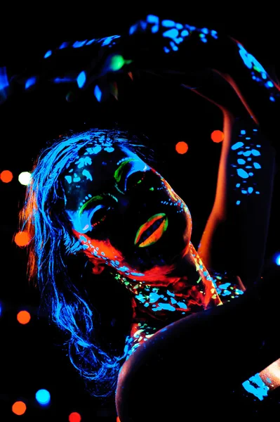 Neon boya bodyart portre ile kız