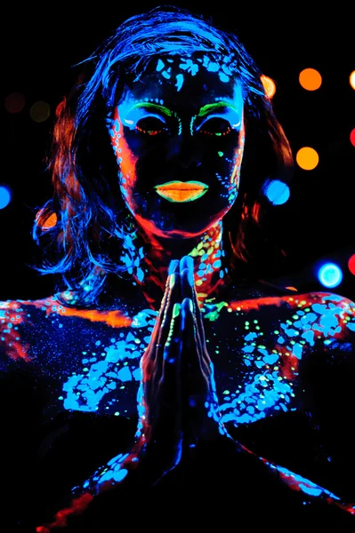 Ragazza con pittura al neon body art ritratto — Foto Stock