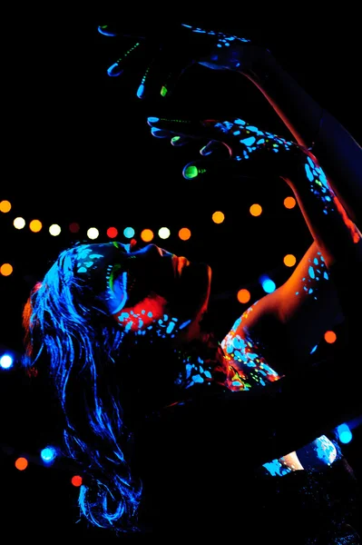 Neon boya bodyart portre ile kız