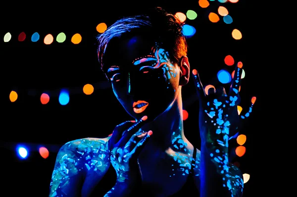 Dívka s neonové barvy bodyart portrét — Stock fotografie