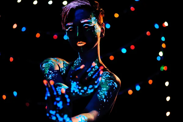 Dívka s neonové barvy bodyart portrét — Stock fotografie